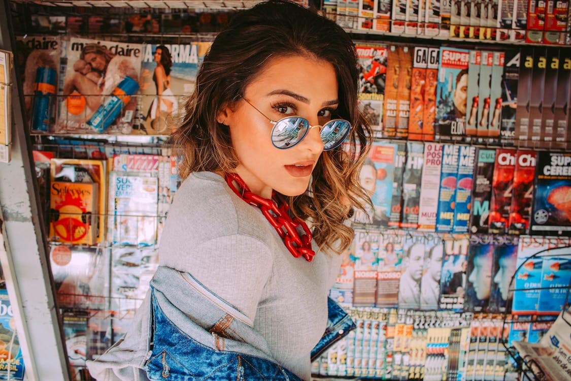 Ekspozytor na e-papierosy i stojak na ulotki: popraw widoczność sklepu