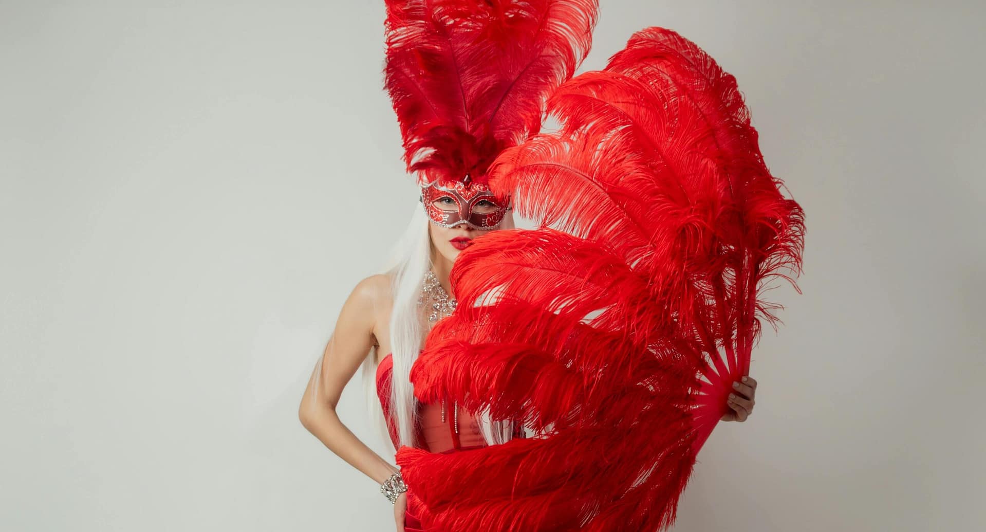 Czerwona sukienka z piórami: jak wybrać sukienkę wieczorową?