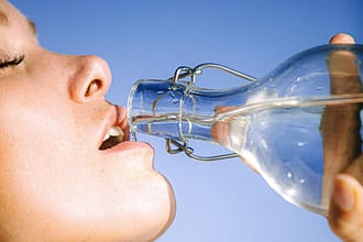 Butelki szklane do domowych trunków: wybierz eleganckie