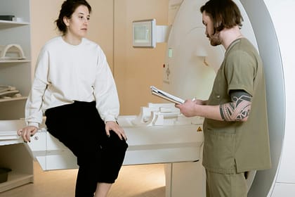 Rezonans magnetyczny kolana: jak się ubrać na badanie?